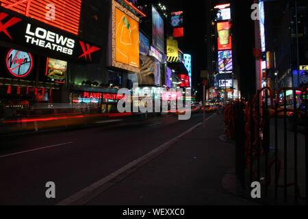 NEW YORK CITY - 21 Juni 2005: Licht bis spät in die Nacht Massen im Zentrum von Times Square, New York City leuchtet Stockfoto