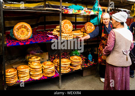 Tadschikischer Nichtanist (Naan). Frisches Rundbrot in der Stadt Osch, Kirgisistan Stockfoto