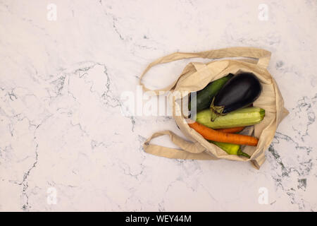 Frisches Gemüse in Shopping Bag am Küchentisch Stockfoto