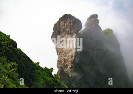 Großen grünen Bergketten. Gipfel von grünen Pflanzen und ein blauer Himmel umgeben. Felsformation in der Western Ghats Stockfoto