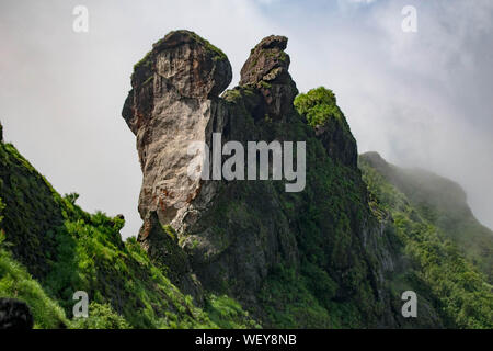 Großen grünen Bergketten. Gipfel von grünen Pflanzen und ein blauer Himmel umgeben. Felsformation in der Western Ghats Stockfoto