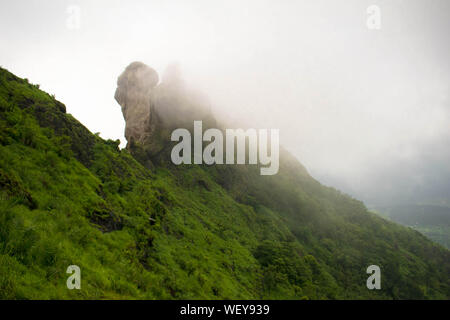 Großen grünen Bergketten. Gipfel von grünen Pflanzen und ein blauer Himmel umgeben. Felsformation in der Western Ghats Stockfoto