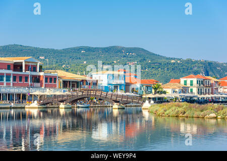 Lefkas (Lefkada) Stadt, herrlichen Blick auf den kleinen Yachthafen für die Fischerboote mit der schönen hölzernen Brücke und Promenade, Ionische Inseln, Griechenland Stockfoto