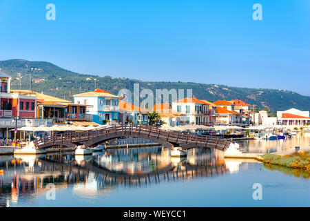 Lefkas (Lefkada) Stadt, herrlichen Blick auf den kleinen Yachthafen für die Fischerboote mit der schönen hölzernen Brücke und Promenade, Ionische Inseln, Griechenland Stockfoto