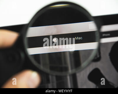 Stadt Charkow/Ukraine - August 2019: Apple Logo auf einer Webseite. Blick auf den Monitor durch ein Vergrößerungsglas Stockfoto