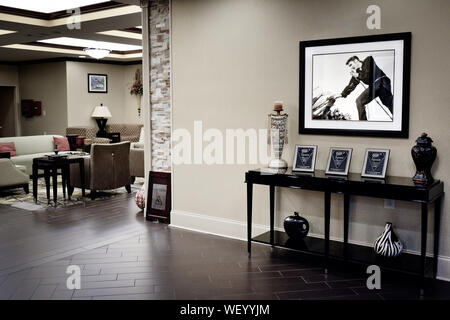 Die Lobby des La Quinta Inn & Suites by Wyndham, mit Elvis Presley Fotos in Tupelo, MS, USA Stockfoto