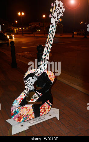 Eine von vielen Gitarre Skulpturen auf der Main Street Gitarre Trail bei Nacht zu Ehren Heimatstadt Legende, Elvis Presely homecoming Leistung, in der Innenstadt von Tupelo Stockfoto