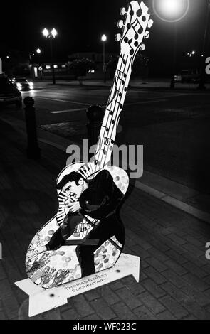 Eine von vielen Gitarre Skulpturen auf der Main Street in der Nacht ehren Heimatstadt Legende, Elvis Presley homecoming Leistung, in der Innenstadt von Tupelo, MS, USA Stockfoto