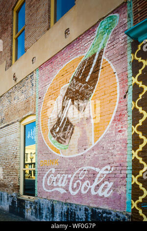 Eine alte Vintage Werbung für Coca-Cola ist Fading auf einer alten Mauer eines Gebäudes in downtwown Tupelo, Mississippi, USA Stockfoto