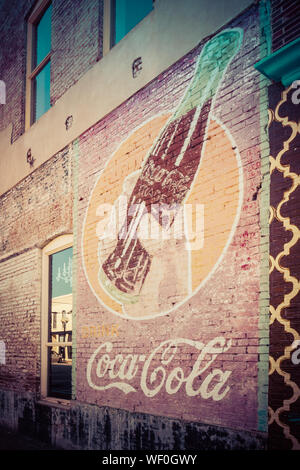 Eine alte Vintage Werbung für Coca-Cola ist Fading auf einer alten Mauer eines Gebäudes in downtwown Tupelo, Mississippi, USA Stockfoto