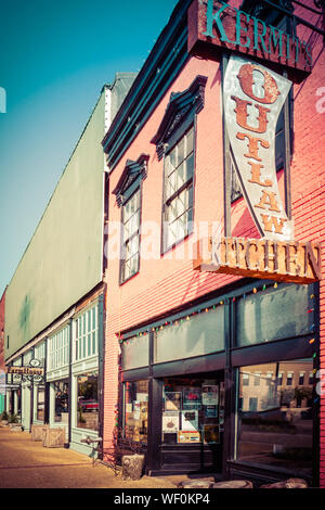 Eintritt in das rustikale, alte Gebäude, in dem Kermit's Outlaw Kitchen an der Main Street in Elvis' Heimatstadt Tupelo, MS, USA, untergebracht ist Stockfoto