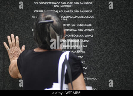 San Salvador, El Salvador. 31 Aug, 2019. Salvadorianer Gedenken am Internationalen Tag der Verschwundenen. Die salvadorianische Krieg so viel wie 9.000 verschwunden. Credit: Camilo Freedman/ZUMA Draht/Alamy leben Nachrichten Stockfoto