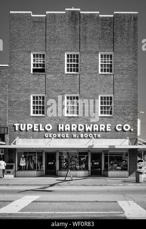 Ein altes Backsteingebäude, das Gehäuse mit den Tupelo Hardware Co, hier war es 1946, als Elvis Presley, als 11-jähriger Junge, war seine erste Gitarre verkauft, MS Stockfoto