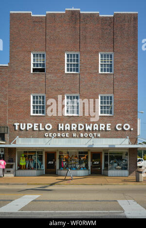 Ein altes Backsteingebäude, das Gehäuse mit den Tupelo Hardware Co, hier war es 1946, als Elvis Presley, als 11-jähriger Junge, war seine erste Gitarre verkauft, MS Stockfoto