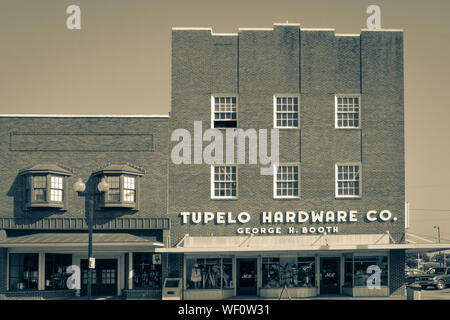 Ein altes Backsteingebäude, das Gehäuse mit den Tupelo Hardware Co, hier war es 1946, als Elvis Presley, als 11-jähriger Junge, war seine erste Gitarre verkauft, MS Stockfoto