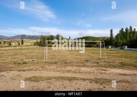 Fußballfeld in Busto de Bureba. Berge von Parque Natural de los Montes Obarenes im Hintergrund, Provinz Burgos, Spanien Stockfoto