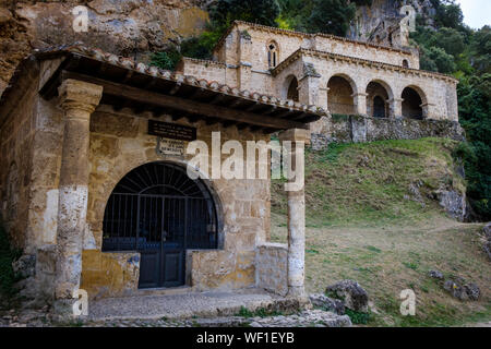 Kapelle de las Ánimas del Santo Cristo mit der Kirche oder Ermita de Santa María de la Hoz im Hintergrund, Tobera, Provinz Burgos, Spanien Stockfoto