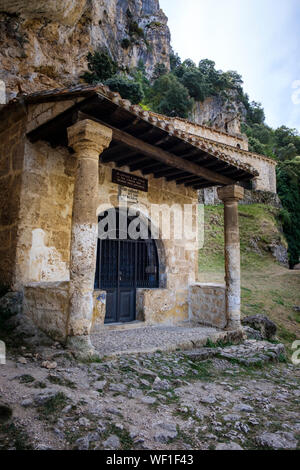 Kapelle de las Ánimas del Santo Cristo mit der Kirche oder Ermita de Santa María de la Hoz im Hintergrund, Tobera, Provinz Burgos, Spanien Stockfoto