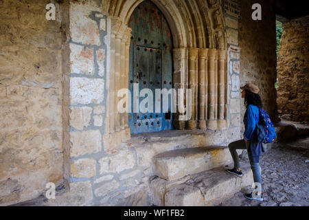 Weibliche Touristen am Eingang der Kirche oder Ermita de Santa María de la Hoz in Tobera, Provinz Burgos, Spanien Stockfoto