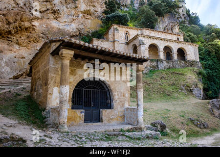 Kapelle de las Ánimas del Santo Cristo mit der Kirche oder Ermita de Santa María de la Hoz im Hintergrund, Tobera, Provinz Burgos, Spanien Stockfoto