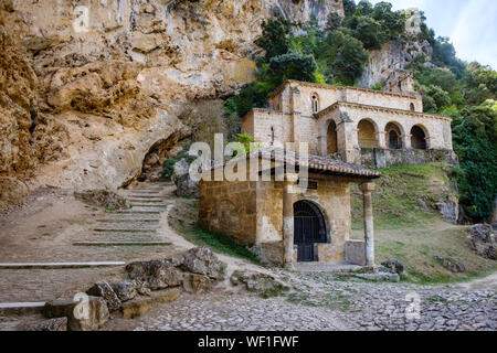 Kapelle de las Ánimas del Santo Cristo mit der Kirche oder Ermita de Santa María de la Hoz im Hintergrund, Tobera, Provinz Burgos, Spanien Stockfoto