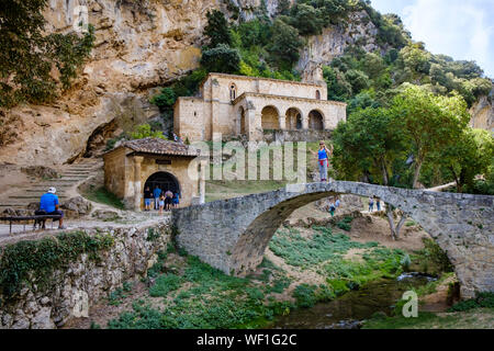 Kirche oder Ermita de Santa María de la Hoz, Kapelle de las Ánimas del Santo Cristo und Stein mittelalterliche Brücke in Tobera, Provinz Burgos, Spanien Stockfoto