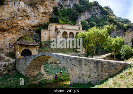 Kirche oder Ermita de Santa María de la Hoz, Kapelle de las Ánimas del Santo Cristo und Stein mittelalterliche Brücke in Tobera, Provinz Burgos, Spanien Stockfoto