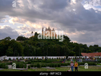 San Andrés Cholula, Mexiko, 30. August 2019 - Heiligtum Unserer Lieben Frau von Abhilfemaßnahmen mit Wolken bei Sonnenuntergang Heiligtum aus dem Parque Piramide gesehen Stockfoto