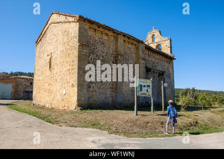 Weibliche Wanderer lesen der Fußweg Informationen Panel an Villanueva de los Montes, Parque Natural de los Montes Obarenes, Provinz Burgos, Spanien Stockfoto