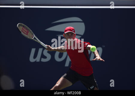 Flushing Meadows, New York, United States. 30 Aug, 2019. Alex de Minaur von Australien gibt einen Schuß zu Kei Nishikori von Japan während ihrer dritten Runde bei den US Open in Flushing Meadows, New York.de Minaur in vier Sätzen in die nächste Runde zu gelangen. Quelle: Adam Stoltman/Alamy leben Nachrichten Stockfoto