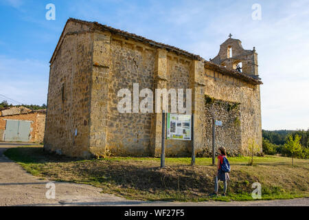 Weibliche Wanderer lesen der Fußweg Informationen Panel an Villanueva de los Montes, Parque Natural de los Montes Obarenes, Provinz Burgos, Spanien Stockfoto