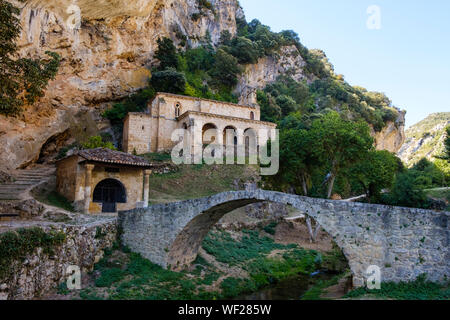 Kirche oder Ermita de Santa María de la Hoz, Kapelle de las Ánimas del Santo Cristo und Stein mittelalterliche Brücke in Tobera, Provinz Burgos, Spanien Stockfoto