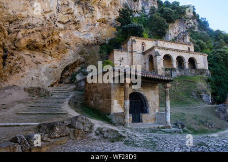 Kapelle de las Ánimas del Santo Cristo mit der Kirche oder Ermita de Santa María de la Hoz im Hintergrund, Tobera, Provinz Burgos, Spanien Stockfoto