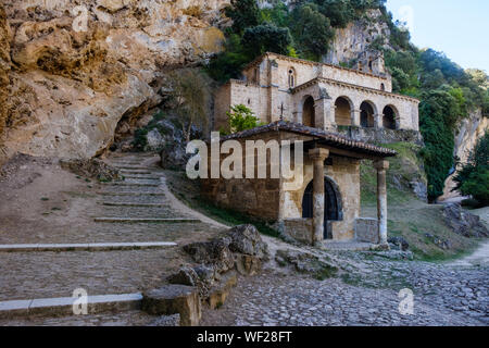 Kapelle de las Ánimas del Santo Cristo mit der Kirche oder Ermita de Santa María de la Hoz im Hintergrund, Tobera, Provinz Burgos, Spanien Stockfoto