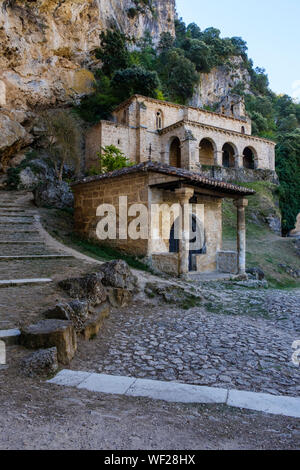 Kapelle de las Ánimas del Santo Cristo mit der Kirche oder Ermita de Santa María de la Hoz im Hintergrund, Tobera, Provinz Burgos, Spanien Stockfoto