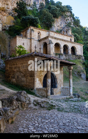 Kapelle de las Ánimas del Santo Cristo mit der Kirche oder Ermita de Santa María de la Hoz im Hintergrund, Tobera, Provinz Burgos, Spanien Stockfoto