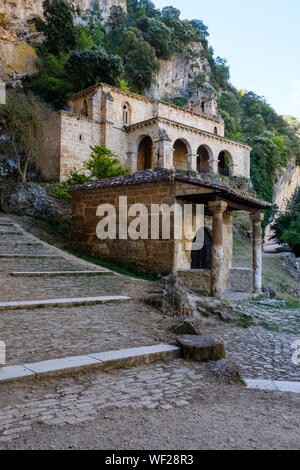 Kapelle de las Ánimas del Santo Cristo mit der Kirche oder Ermita de Santa María de la Hoz im Hintergrund, Tobera, Provinz Burgos, Spanien Stockfoto