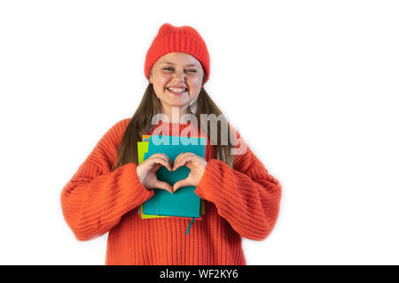 Portrait Of Happy fröhliches Mädchen im Winter red hat Herz, mit zwei Händen Stockfoto