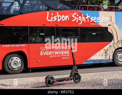 Circ Elektroroller von Hop-on/Hop-off-Bus in Lissabon Park Stockfoto