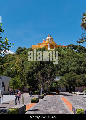 San Andrés Cholula, Mexiko, 30. September 2018 - Schöne Heiligtum Unserer Lieben Frau von Abhilfemaßnahmen Heiligtum mit Menschen in regionalen Museum am sonnigen Tag mit blauen Himmel. Stockfoto