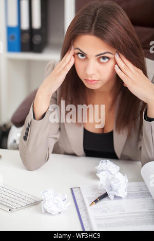 Junge langweilig Geschäftsfrau am Tisch mit Laptop sitzen und schlafen wollen, während Gähnen am Arbeitsplatz in modernen Büro. Stockfoto