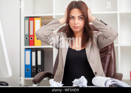 Junge langweilig Geschäftsfrau am Tisch mit Laptop sitzen und schlafen wollen, während Gähnen am Arbeitsplatz in modernen Büro. Stockfoto
