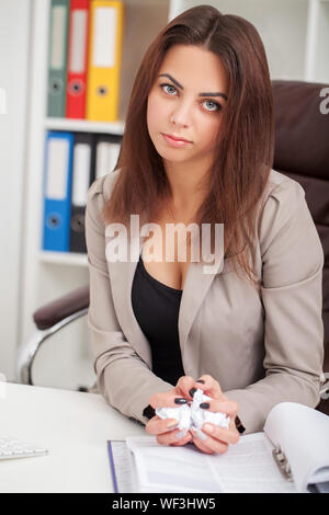 Junge langweilig Geschäftsfrau am Tisch mit Laptop sitzen und schlafen wollen, während Gähnen am Arbeitsplatz in modernen Büro. Stockfoto
