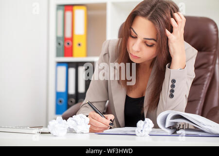 Junge langweilig Geschäftsfrau am Tisch mit Laptop sitzen und schlafen wollen, während Gähnen am Arbeitsplatz in modernen Büro. Stockfoto