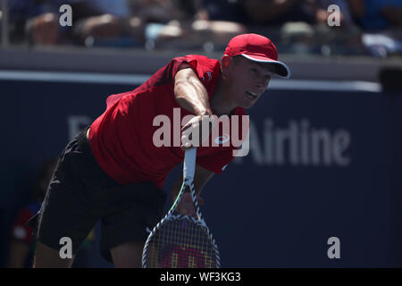 Flushing Meadows, New York, United States. 30 Aug, 2019. Alex de Minaur von Australien gibt einen Schuß zu Kei Nishikori von Japan während ihrer dritten Runde bei den US Open in Flushing Meadows, New York.de Minaur in vier Sätzen in die nächste Runde zu gelangen. Quelle: Adam Stoltman/Alamy leben Nachrichten Stockfoto