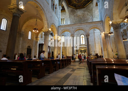 Innenraum der Basilika San Nicola (Sankt Nikolaus), Largo Abate Elia, Bari, Metropolitan Stadt Bari, Italien Stockfoto