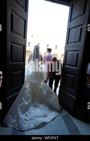 Hochzeit an der Basilika San Nicola (Sankt Nikolaus), Largo Abate Elia, Bari, Metropolitan Stadt Bari, Italien Stockfoto