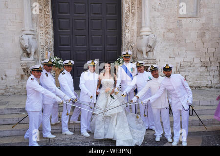 Hochzeit an der Basilika San Nicola (Sankt Nikolaus), Largo Abate Elia, Bari, Metropolitan Stadt Bari, Italien Stockfoto