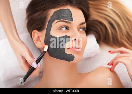 Hardware Kosmetologie. Closeup Bild der reizende junge Frau mit Creme Maske in einem Schönheitssalon. Stockfoto