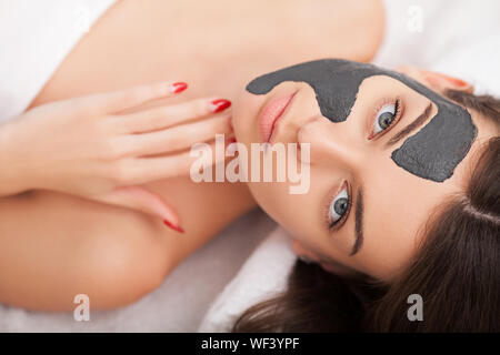 Hardware Kosmetologie. Closeup Bild der reizende junge Frau mit Creme Maske in einem Schönheitssalon. Stockfoto